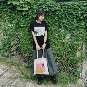 （預購結束）- 奇哥｜《C'est La Vie》經典 T-shirt＋CHICO「貓尾巴」托特包組