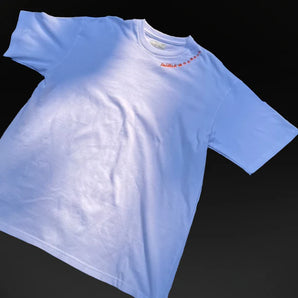 【091】| 我是機車少女 |「刺在我領口的名字」白色T-shirt